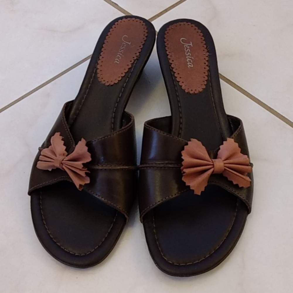 Low wedge slip-on bow sandals - Women's Size 8